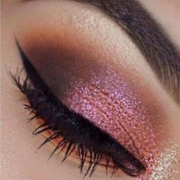 MAC Dazzleshadow Extreme Eyeshadow in let's roll (Multichrome Peach/red Sparkle) - Picture 7 of 15